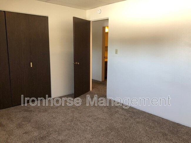 Building Photo - 805 W Villard St