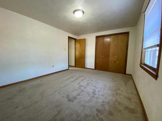 Building Photo - Lovely 2 Bedroom Townhouse with Private Patio, Off-Street Parking & MORE! Call Today!!