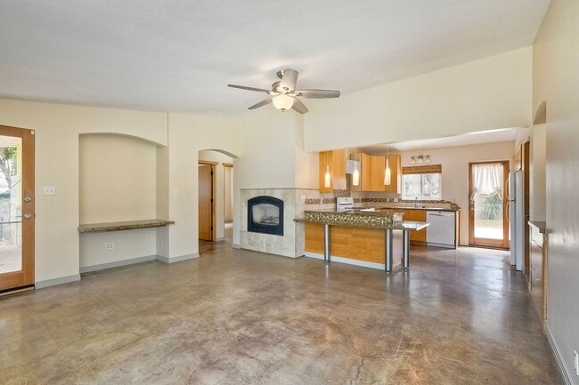 Building Photo - Coastal Living - Minutes from the Beach