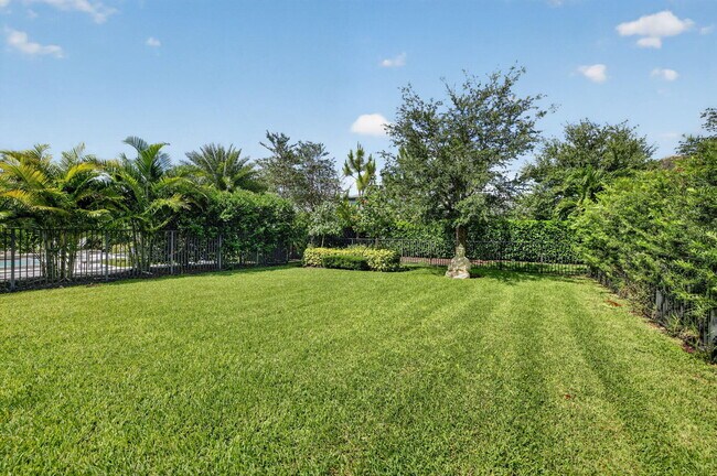 Building Photo - 4651 Pinehurst Trl E