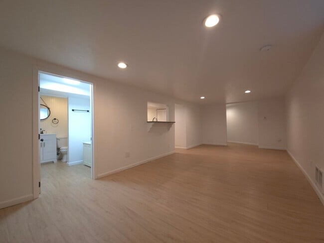 Building Photo - 2bd 1bth Basement Unit