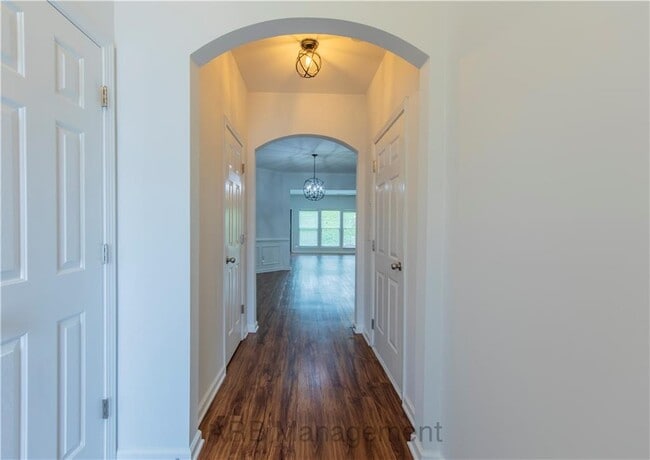 Building Photo - 4922 Sherwood Way