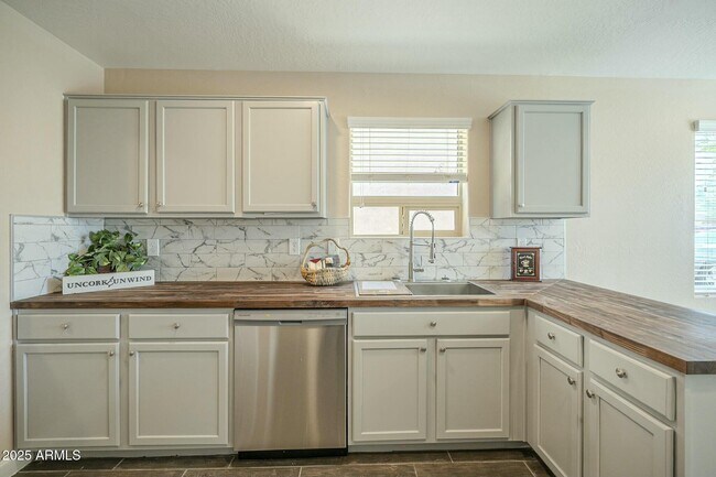 Building Photo - 4582 E Jadeite Dr