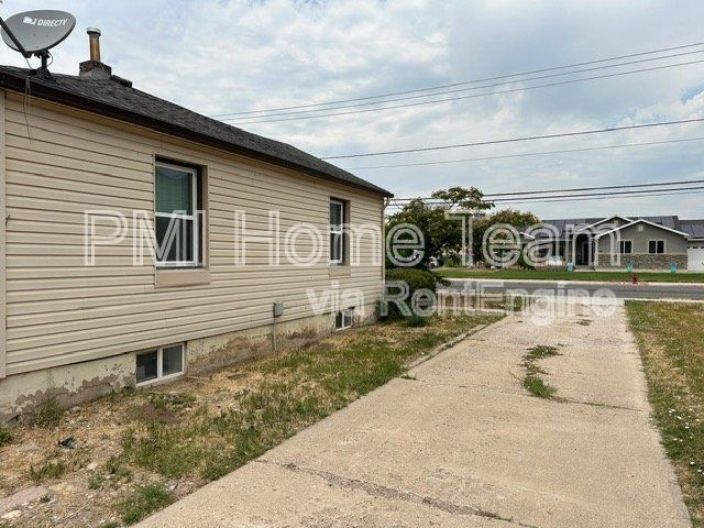 Building Photo - 1175 E South Weber Dr