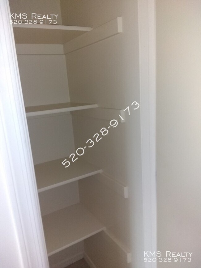 Building Photo - 4 Bedroom 2 Bath -824 W Oahu Circle - OWNE...