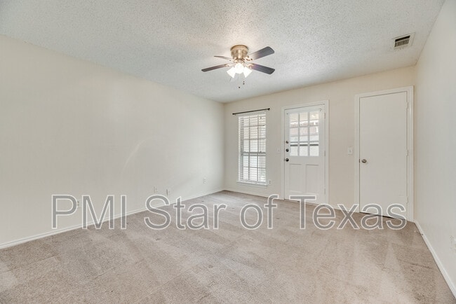 Building Photo - 2130 Teakwood Ln
