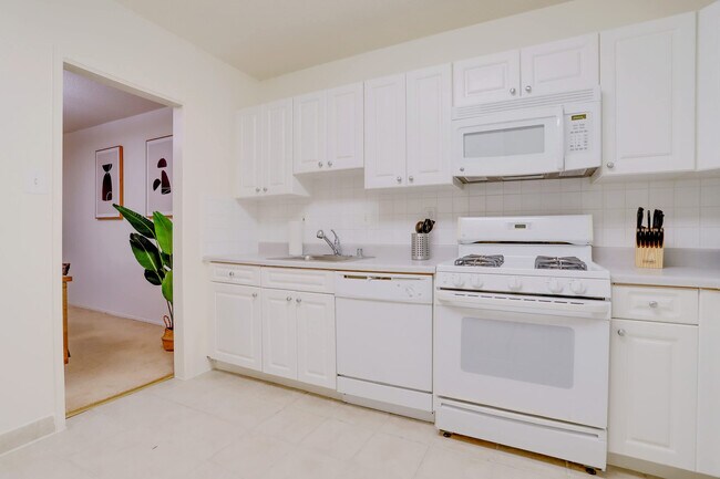 Building Photo - 1600 S Eads St