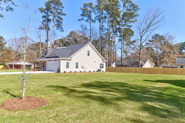 Building Photo - 204 Pineland Dr