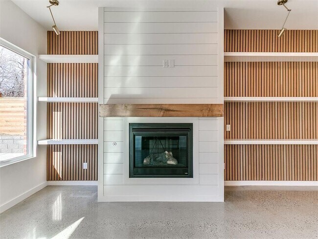 Building Photo - 605 N Idaho Ave