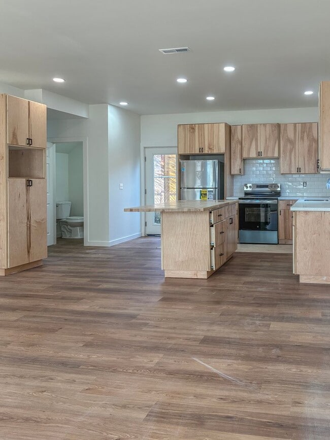 Building Photo - *** 3 Bedroom New Build In SE ! ONE MONTH FREE !!!!