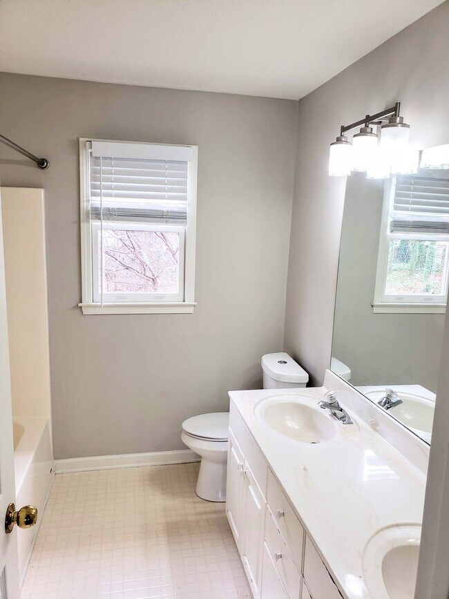 Building Photo - Beautiful 4BR Home In Established Neighborhood.