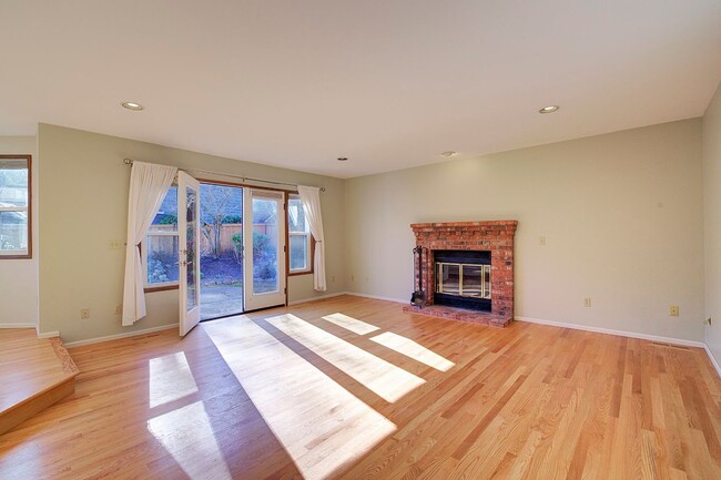 Building Photo - 4Bd/2.5Ba Renton House