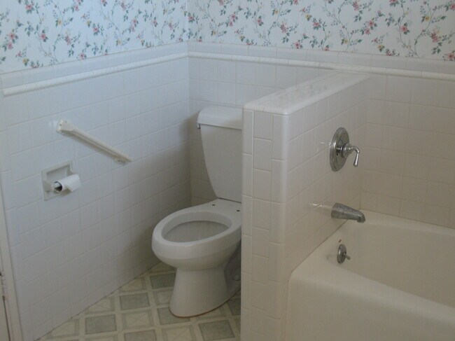 Huge Comfortable Bathroom - Bath and Shower - 3121 W Wyoming Ave