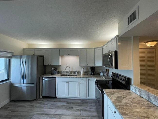 Building Photo - 355 S Ocean Dr