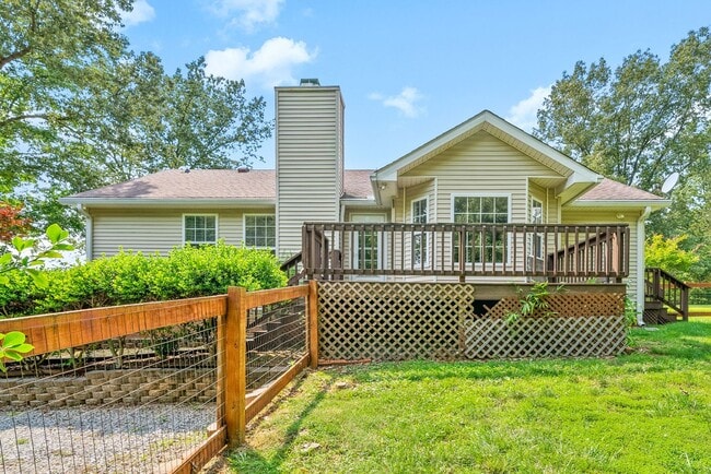 Building Photo - Pet Friendly Three Bedroom in Springfield!