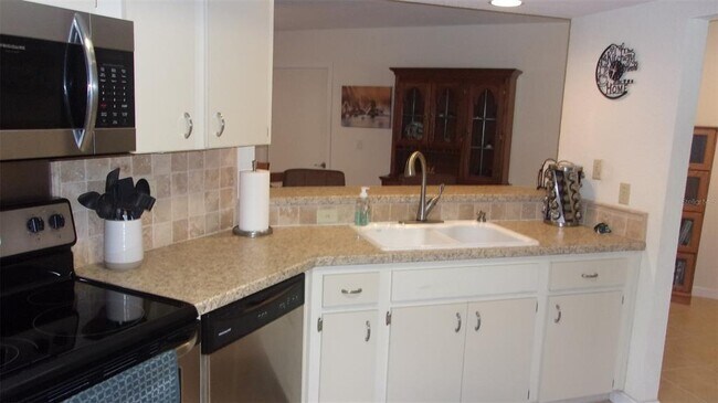 Building Photo - 10821 SW 83rd Ct