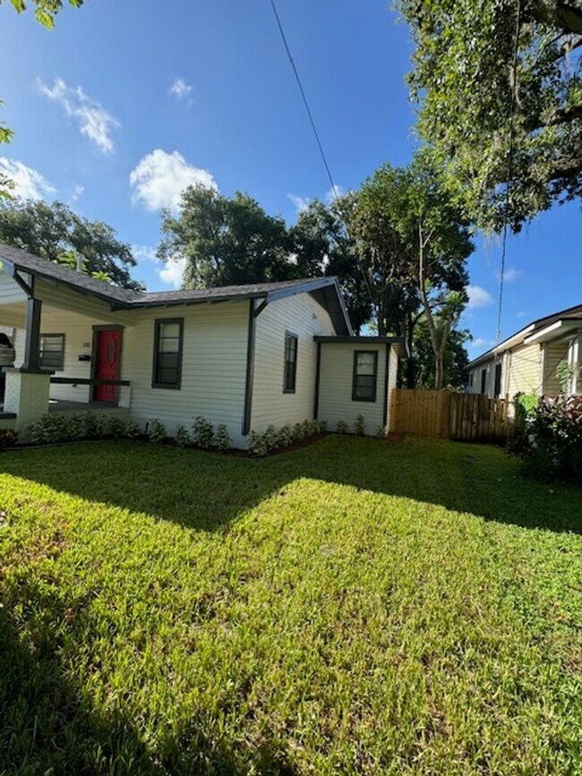 Building Photo - Beautiful 2/2 Bungalow in River Heights!