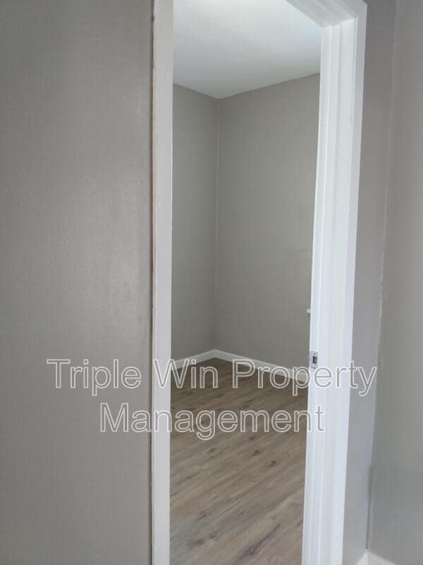 Building Photo - 830 Warne St