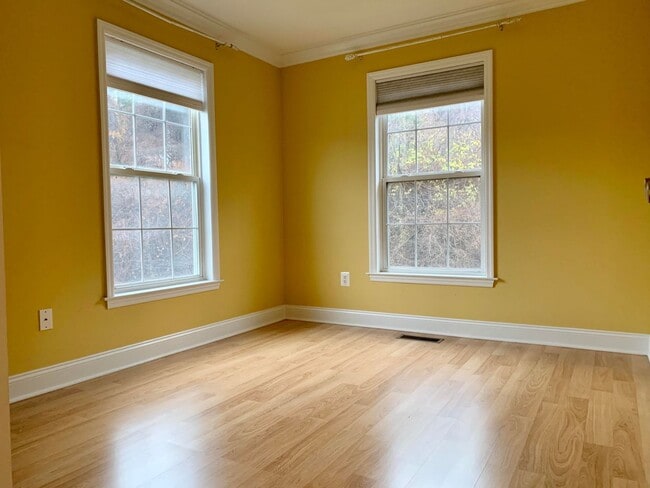 Building Photo - MUST SEE! End Unit, Electric Fireplace, Gr...