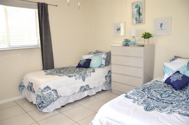 Building Photo - 255 S Cypress Rd