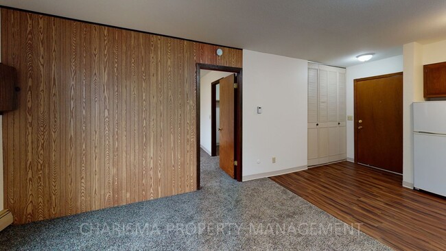 Building Photo - SPACIOUS ONE BEDROOM UNIT, GREAT LOCATION ...