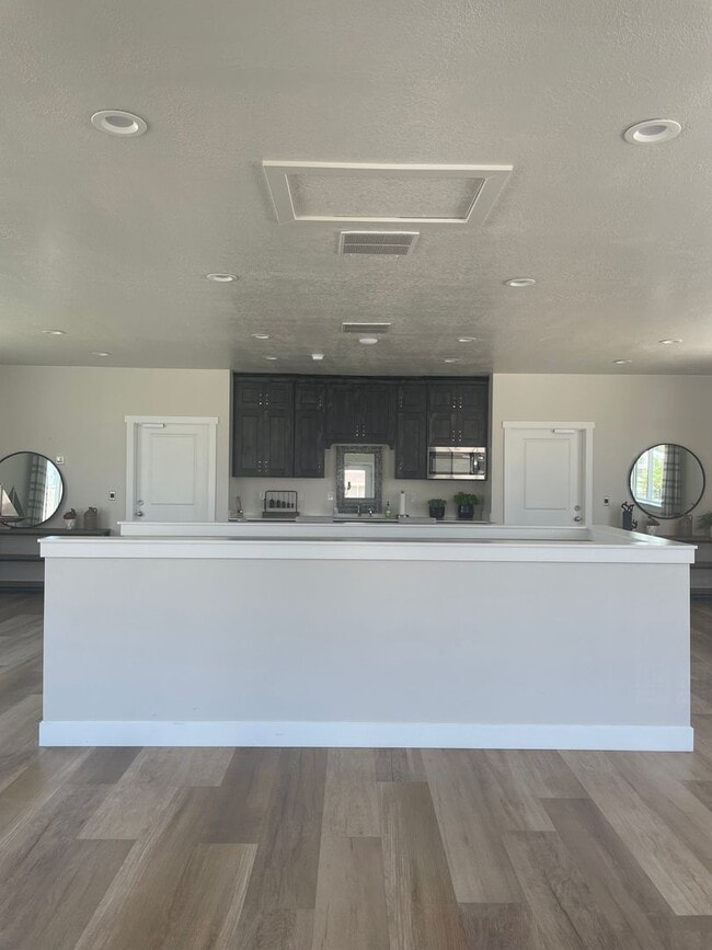Building Photo - Newer Santaquin Townhome