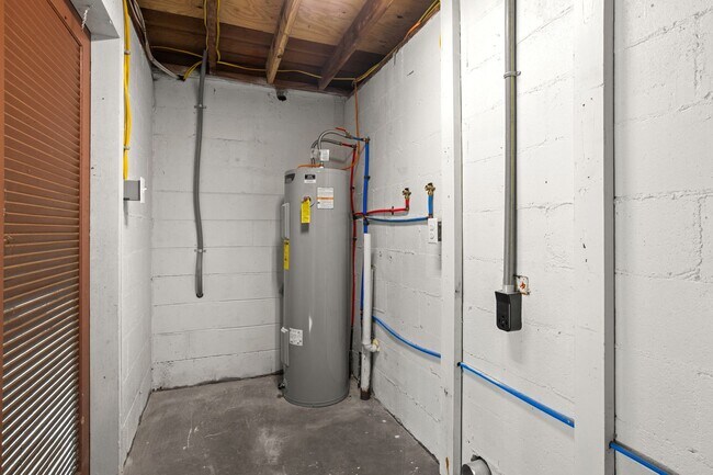 Building Photo - 613 Edgecliff Dr