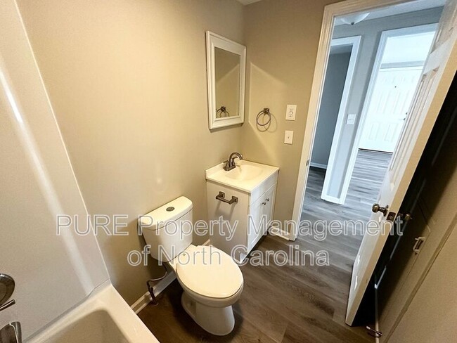 Building Photo - 606 Carver Dr