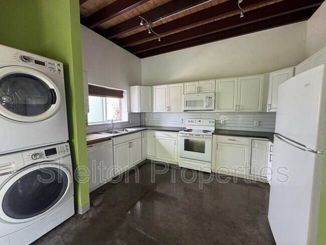 Primary Photo - 2121 W Hayward Ave