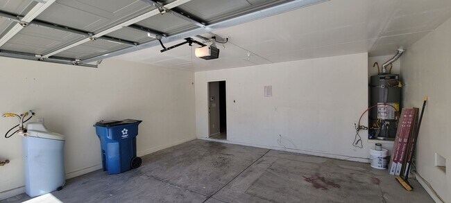 Building Photo - Executive Living Don't Miss Out 4 bdrm