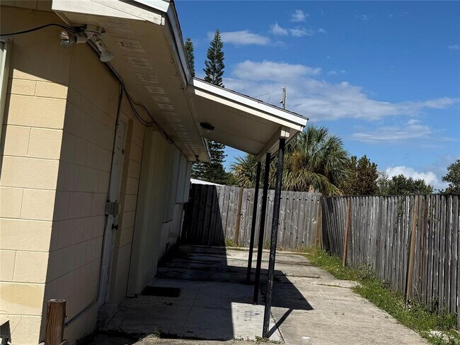 Building Photo - 845 Edgewood Rd