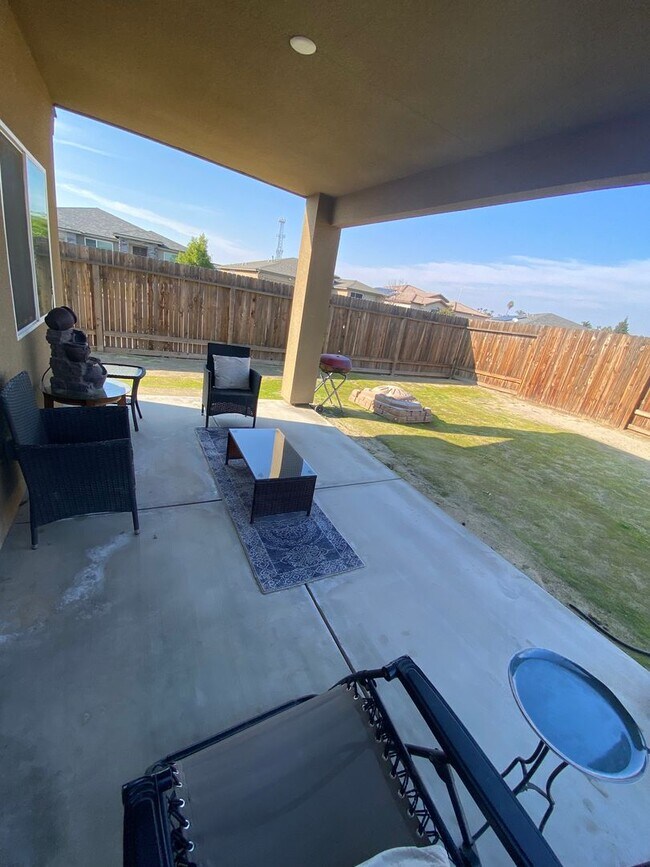 Building Photo - Welcome to the Best Deal in Town. Fully furnished 4 BD 2 BA house on a corner lot