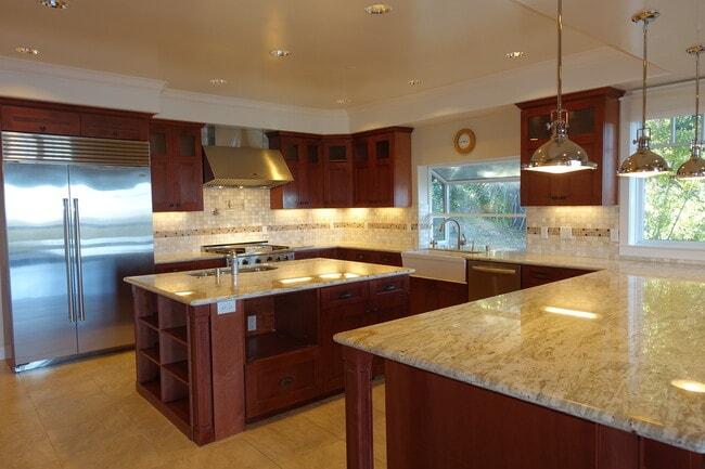Building Photo - Spectacular views, gracious living areas, superb entertaining space....5 minutes to downtown, 2 m...