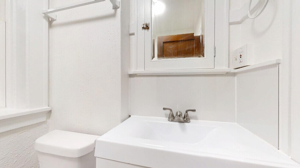 Building Photo - 3704 Fairview Ave