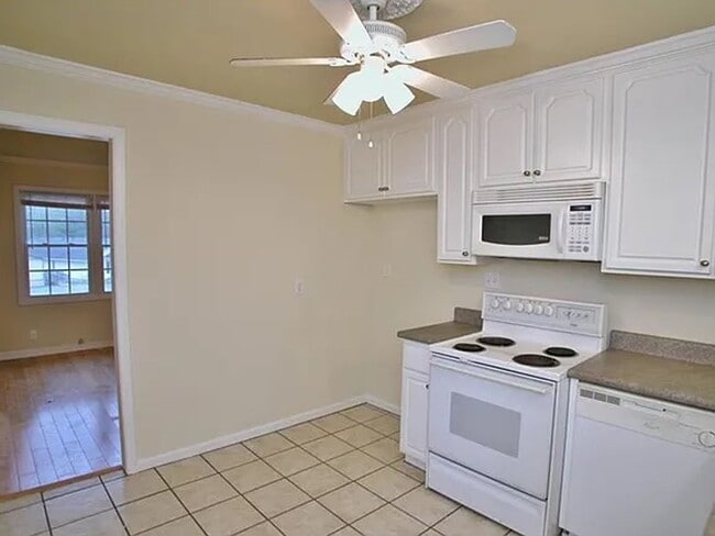 Building Photo - Charming 3 Bedroom home