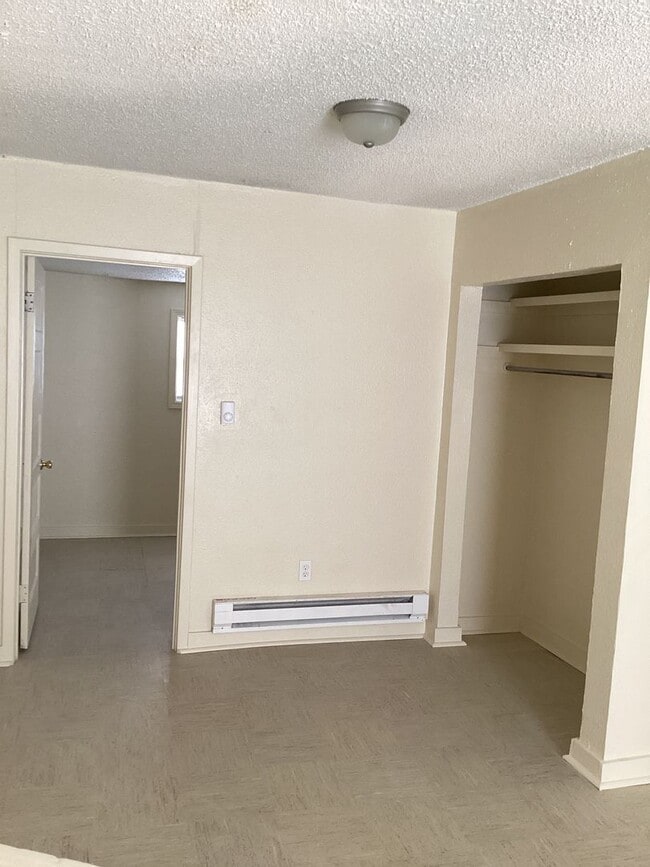 Building Photo - Newly Updated 2 bedroom Close to Morrison Park and High School!  Pets Welcome Upon Approval!