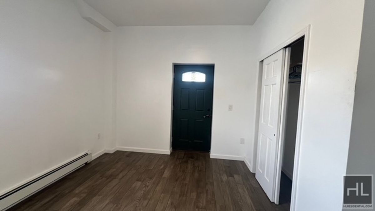 Building Photo - MODERN SUPER BRIGHT & VERY LARGE 4 BED/ 3 ...
