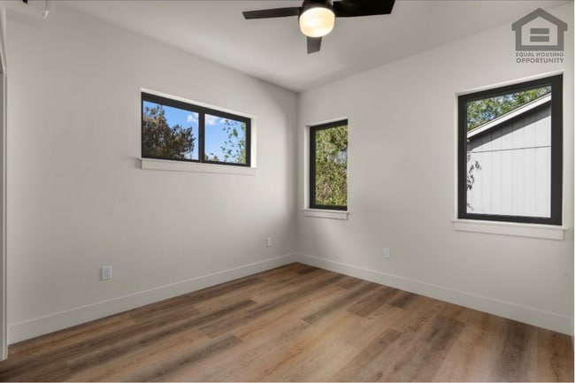 Building Photo - 2045 SW Umatilla Ave