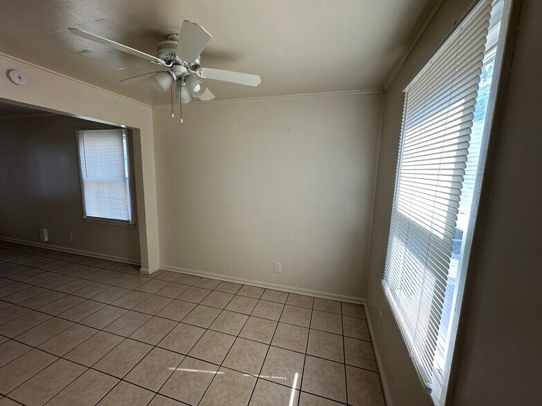 Building Photo - 530 Chelsea Ave
