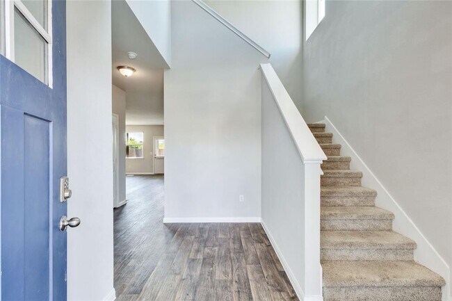 Building Photo - 13923 Macquarie Dr