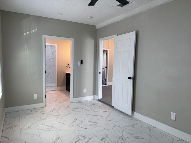 Building Photo - 728 W 39th St