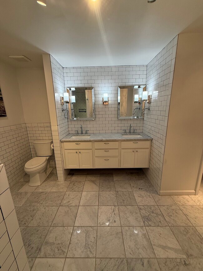 Building Photo - 4444 Lindell Blvd