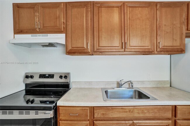 Building Photo - 403 SW 11th Ct
