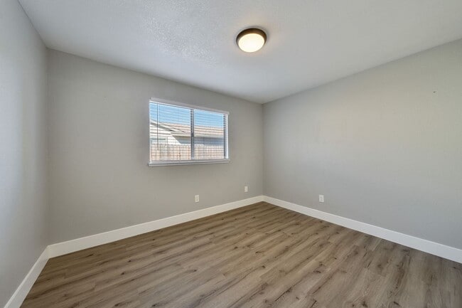 Building Photo - 7936 Sunrise Greens Dr