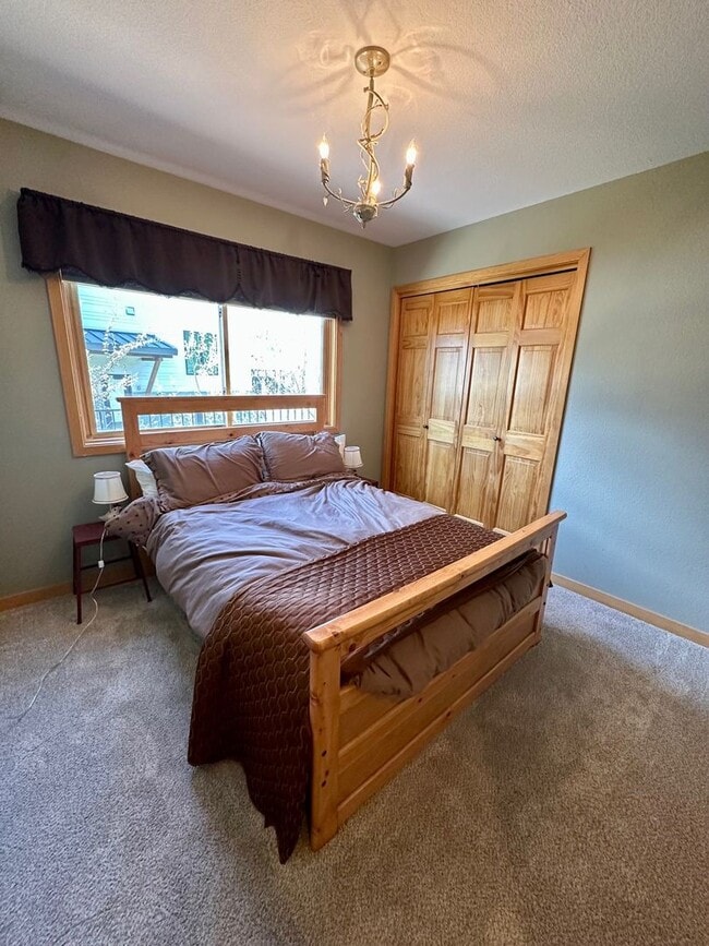 Building Photo - 4BD Duplex - Premium Location, Lots of Space, Nice Finishes