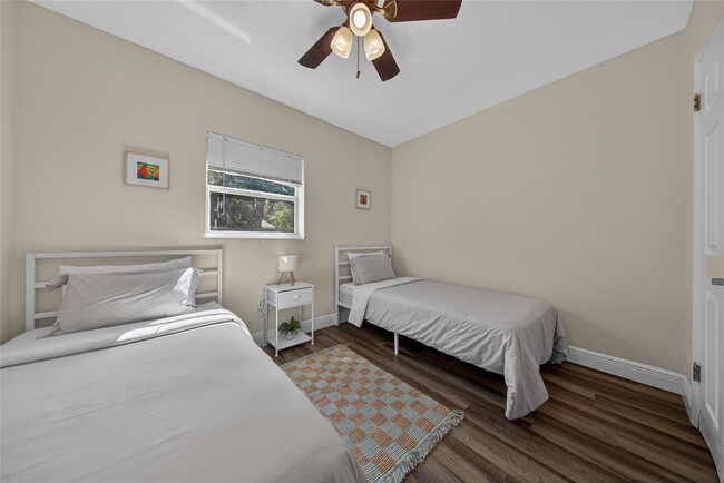 Building Photo - 540 NE 59th Ct