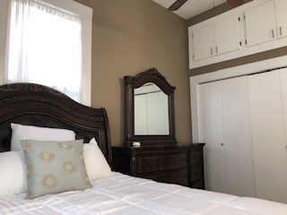 Queen Bedroom - 1214 Speed St