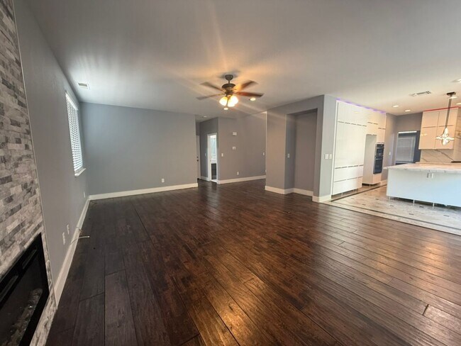 Building Photo - EPIC REA - Fully Renovated 5BR/3BA Home in Lone Tree Estates