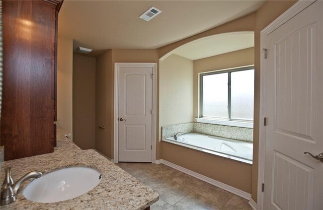 Building Photo - 4609 SW Plumley Ave