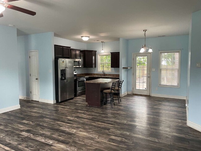 Building Photo - Pet Friendly Three Bedroom Two Full Bathro...